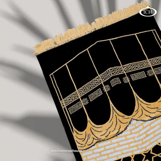 Al Inam Black Muslim Prayer Mat – Luxury Islamic Janamaz made with premium soft fabric for comfort during salah and sujood.