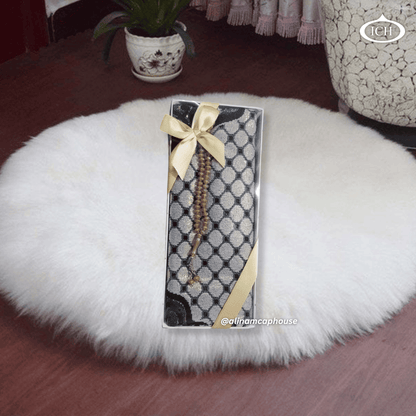 Al Inam Eid Gift Set ICH-0000-E17 – premium Islamic gift bundle featuring a soft cushioned prayer mat and matching tasbih beads, crafted for devotion and celebration.