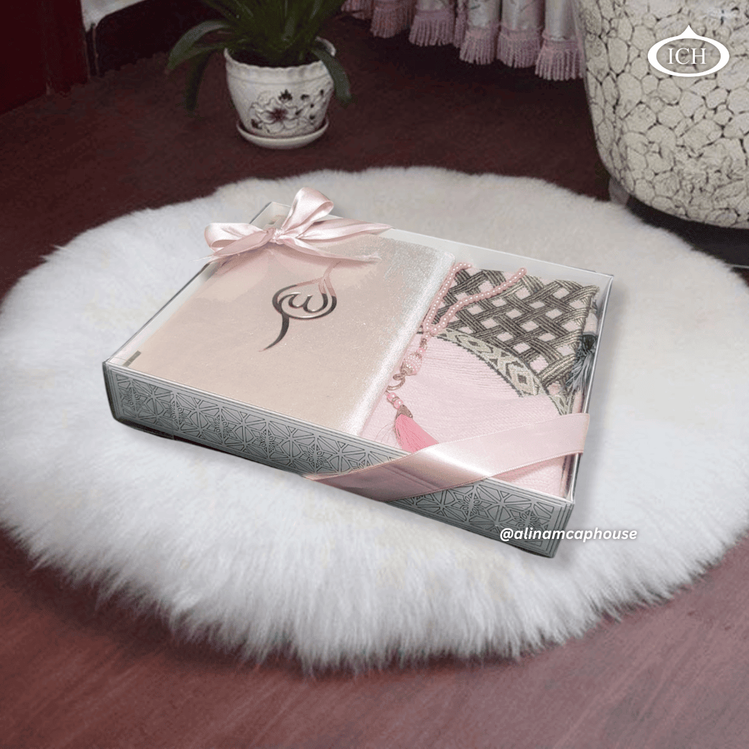 Luxury Islamic Eid Gift Box by Al Inam (set ICH-0000-E13) – cushioned prayer rug with traditional patterns, premium prayer beads and beautifully bound Yā Sīn for daily salah and special occasions.