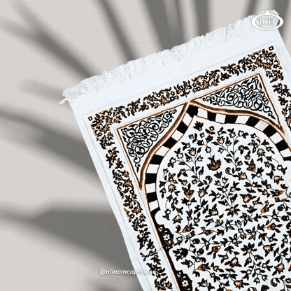 Al Inam Muslim Prayer Mat – Premium Islamic Janamaz with elegant design and soft cushioned fabric for daily salah and sujood.
